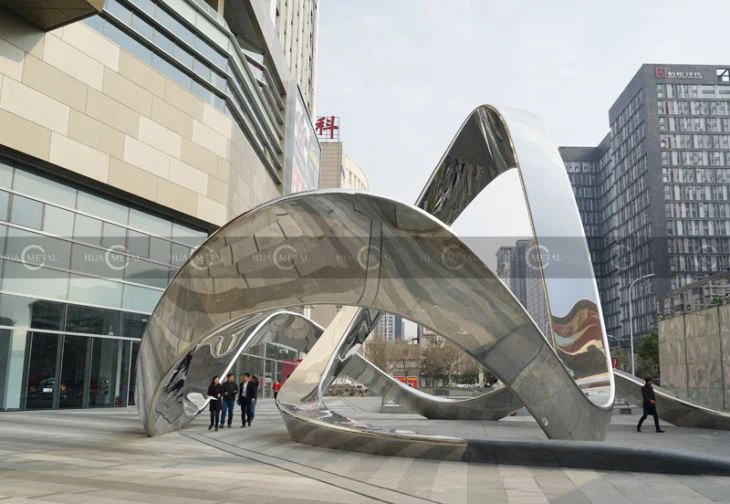Super-mirror-stainless-steel-urban-sculpture
